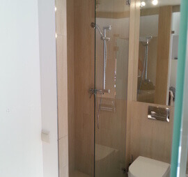 Drążek prysznicowy montowany do panela prysznicowego
