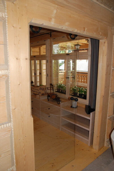 Drzwi szklane przesuwne z elementami kutymi