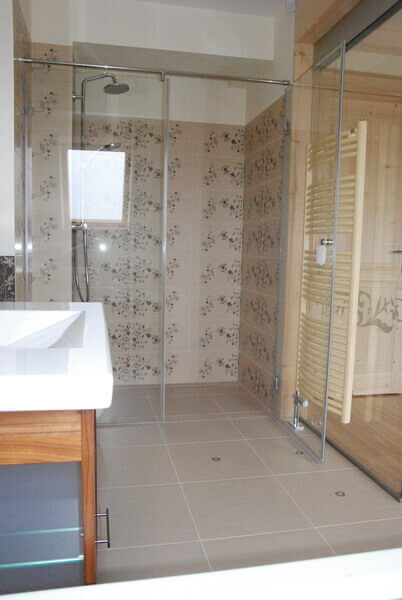 Kabina prysznicowa z drążkiem stabilizacyjnym