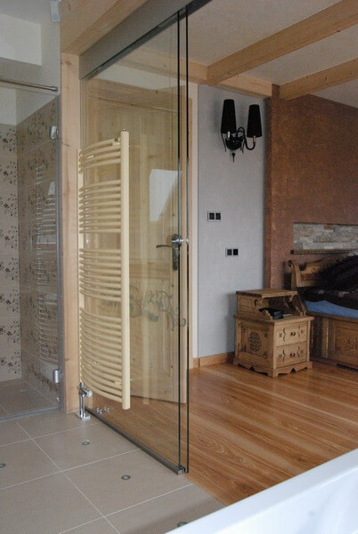 Zabudowa szklana z zamocowaną armaturą grzewczą